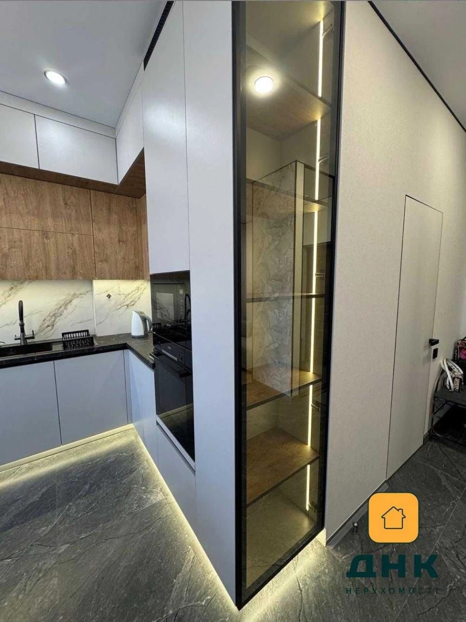 Acropolis Residence. 5th Floor, Fontana. Apartment with a park and sea view on Fontana.