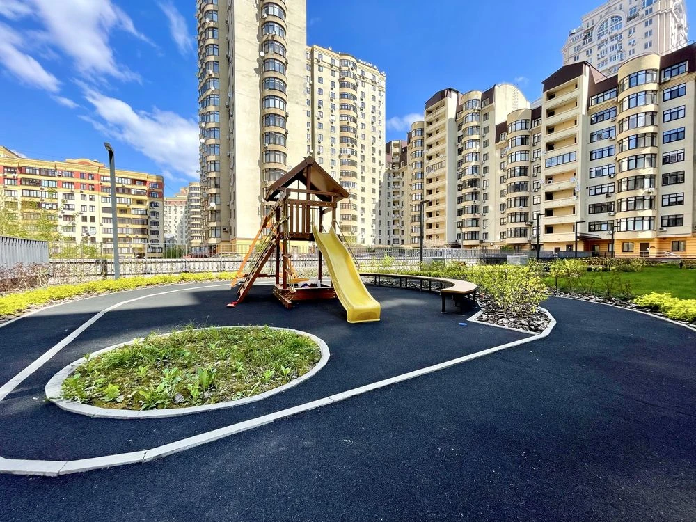 Apartment for sale in the Kamerton building in the center of Kyiv, Dimitry Street