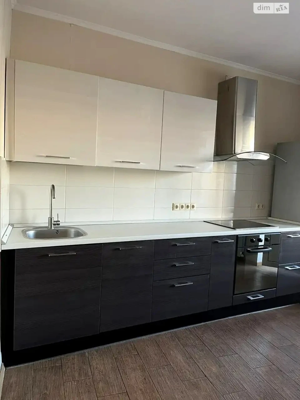 Long-Term Rental Apartment, Poczynki