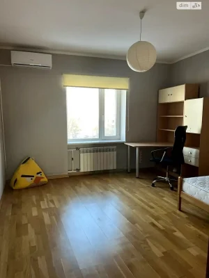 Long-Term Rental Apartment, Poczynki