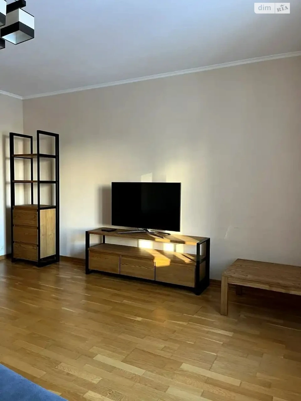 Long-Term Rental Apartment, Poczynki