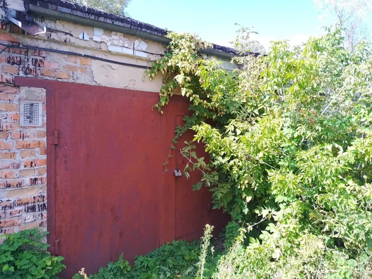 For sale: Garage with a viewing pit