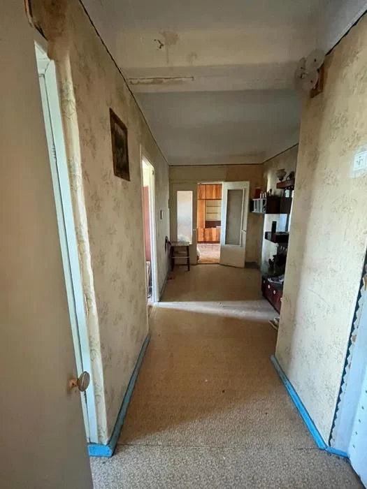 Spacious 3-room apartment for renovation!