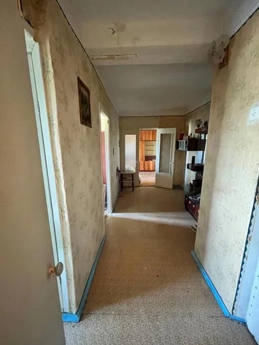 Spacious 3-room apartment for renovation!