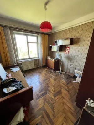 Spacious 3-room apartment for renovation!