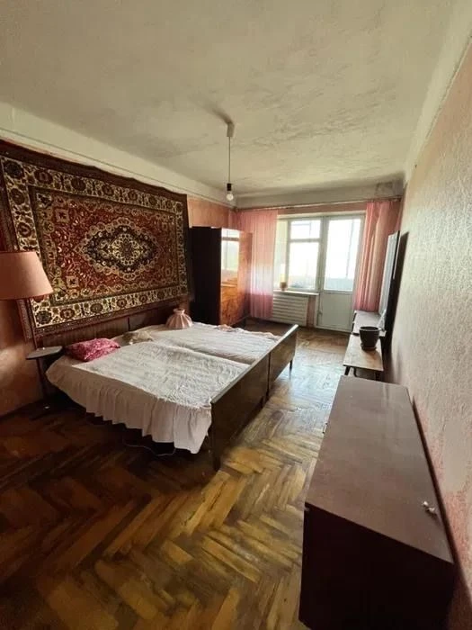 Spacious 3-room apartment for renovation!
