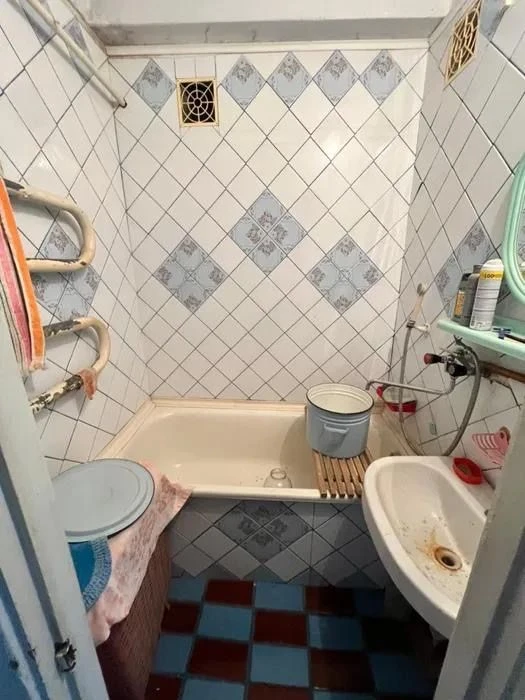Spacious 3-room apartment for renovation!