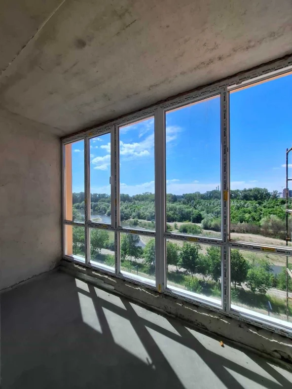 Selling panoramic 4-room apartment on the riverbank. Gasified.