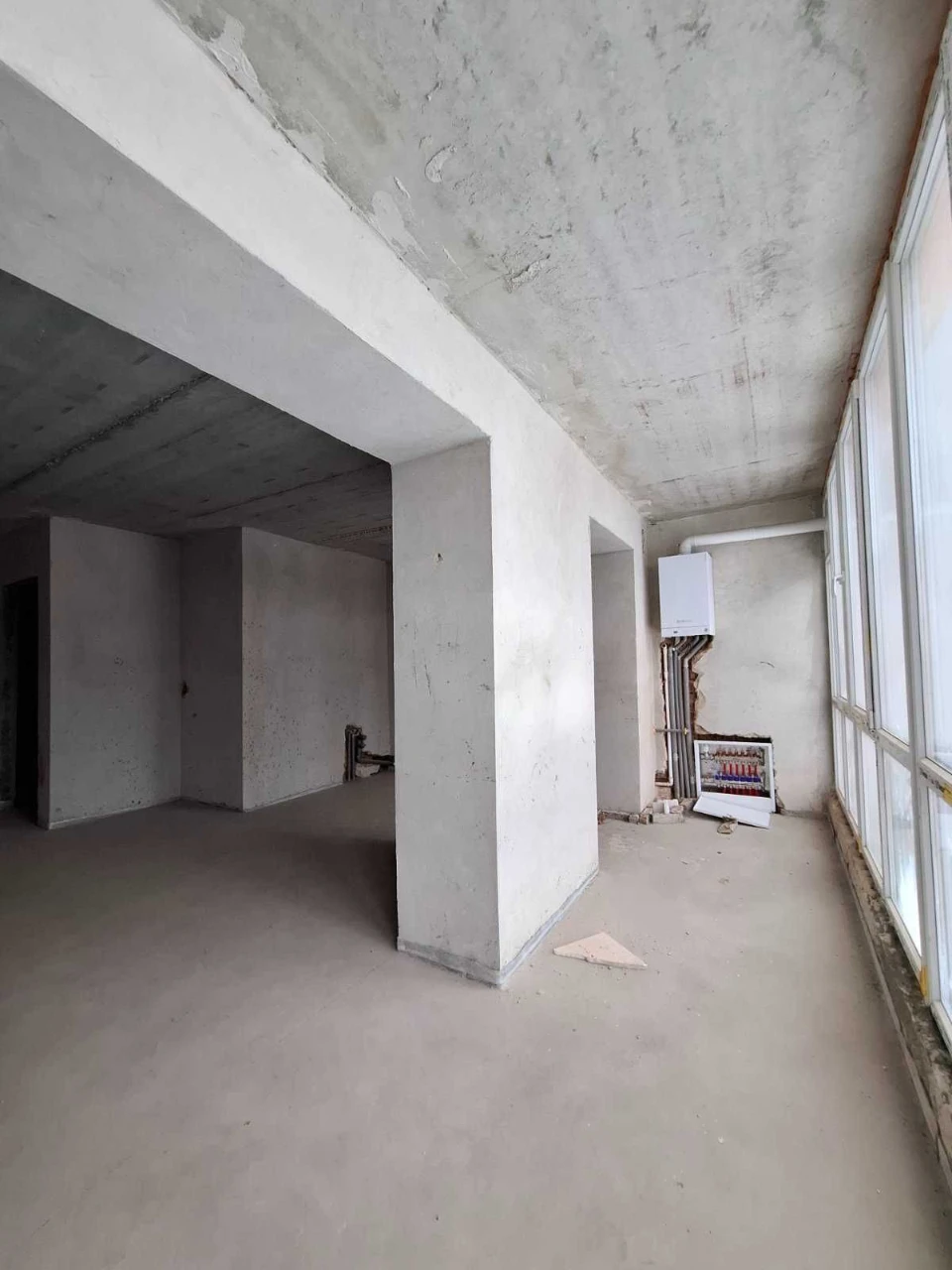 Selling panoramic 4-room apartment on the riverbank. Gasified.