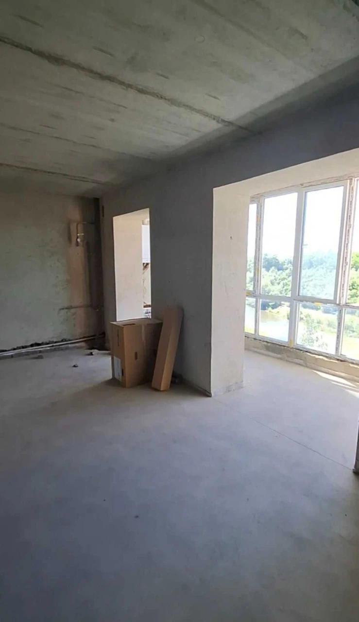 Selling panoramic 4-room apartment on the riverbank. Gasified.