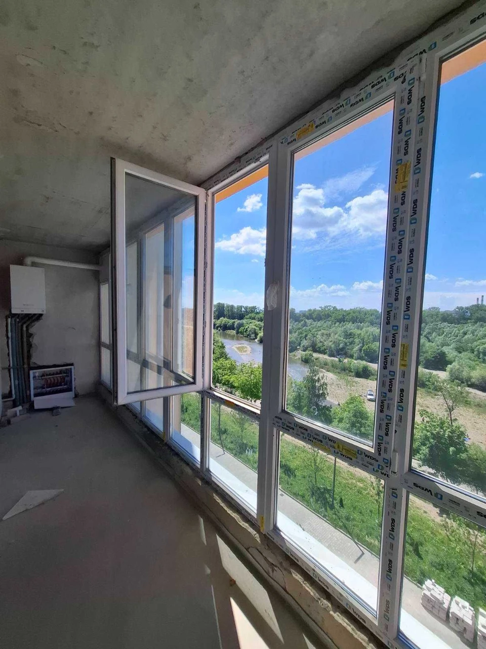 Selling panoramic 4-room apartment on the riverbank. Gasified.