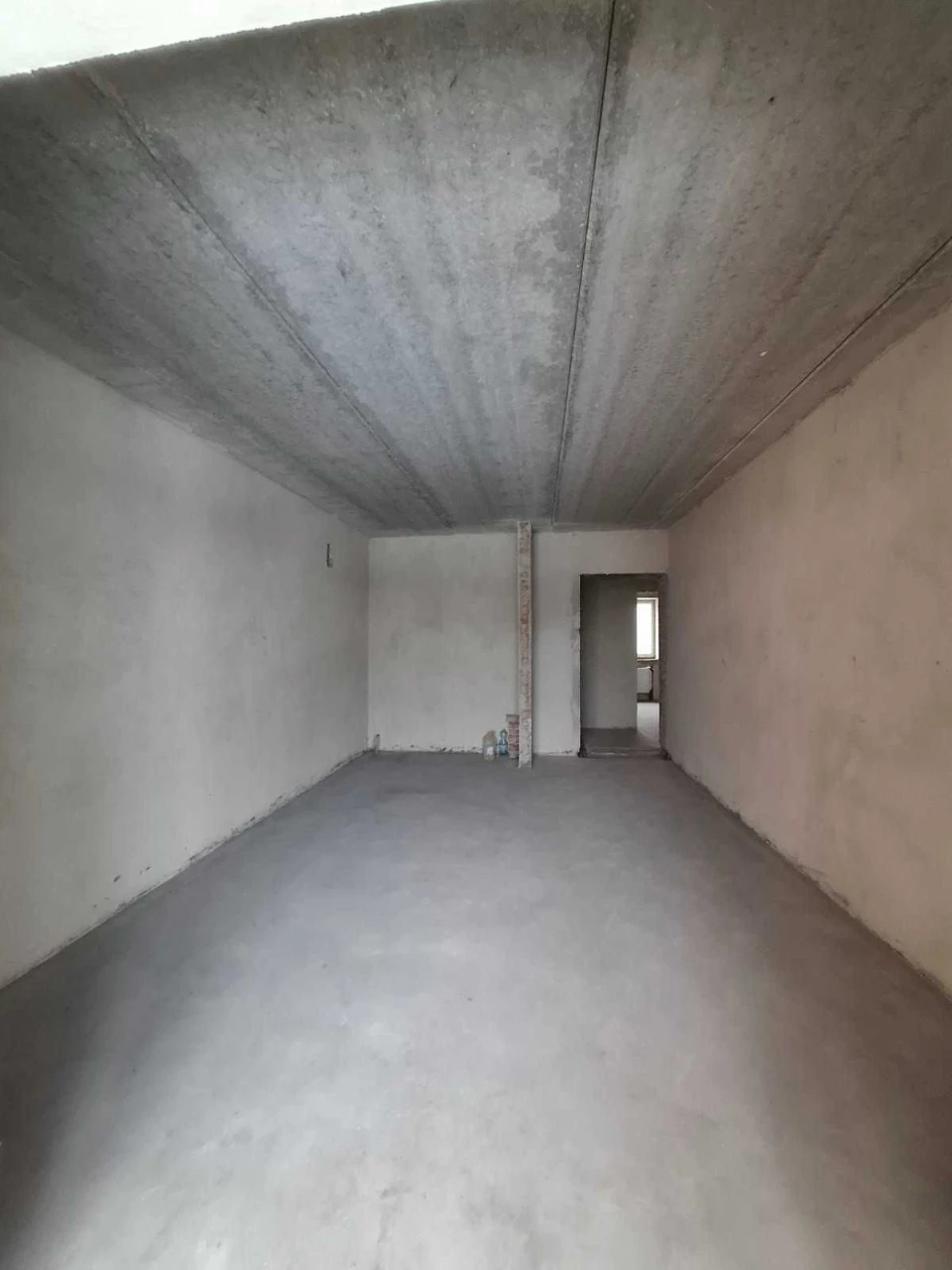 Selling panoramic 4-room apartment on the riverbank. Gasified.