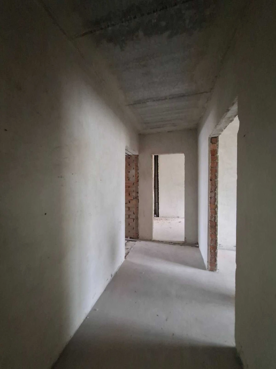 Selling panoramic 4-room apartment on the riverbank. Gasified.
