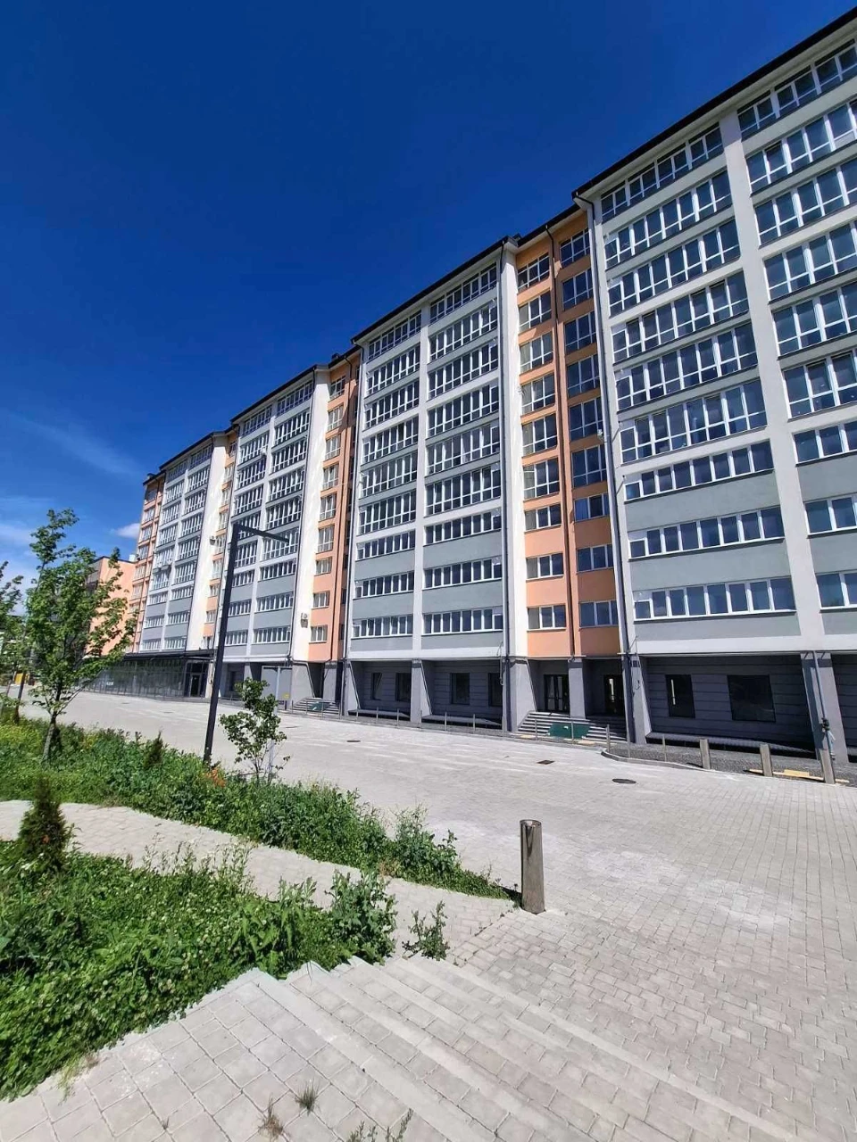 Selling panoramic 4-room apartment on the riverbank. Gasified.