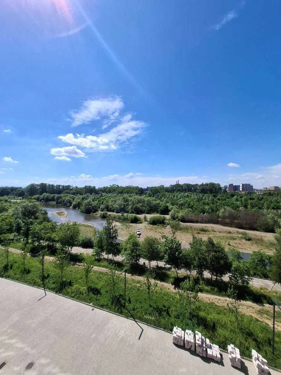 Selling panoramic 4-room apartment on the riverbank. Gasified.