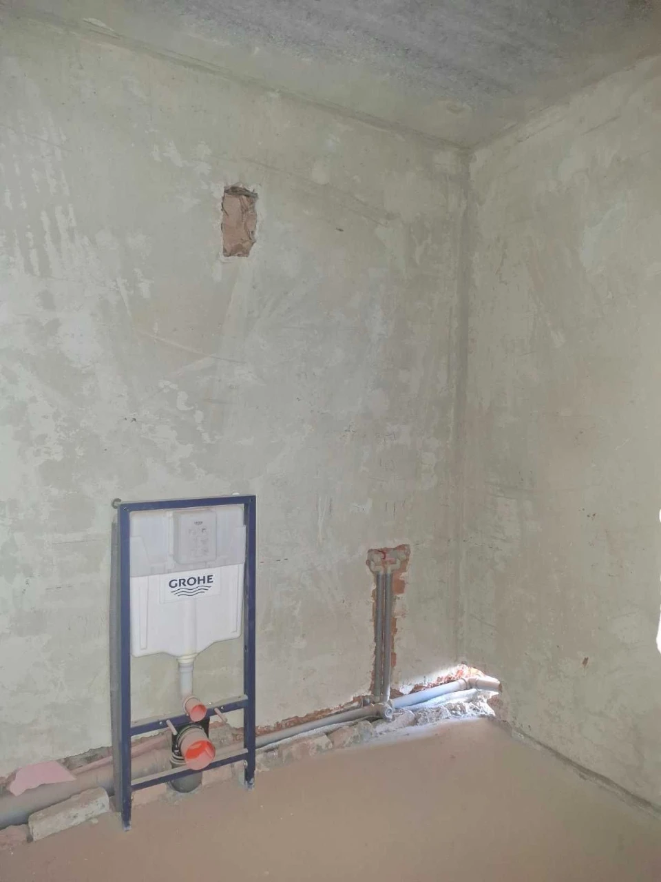 Selling panoramic 4-room apartment on the riverbank. Gasified.