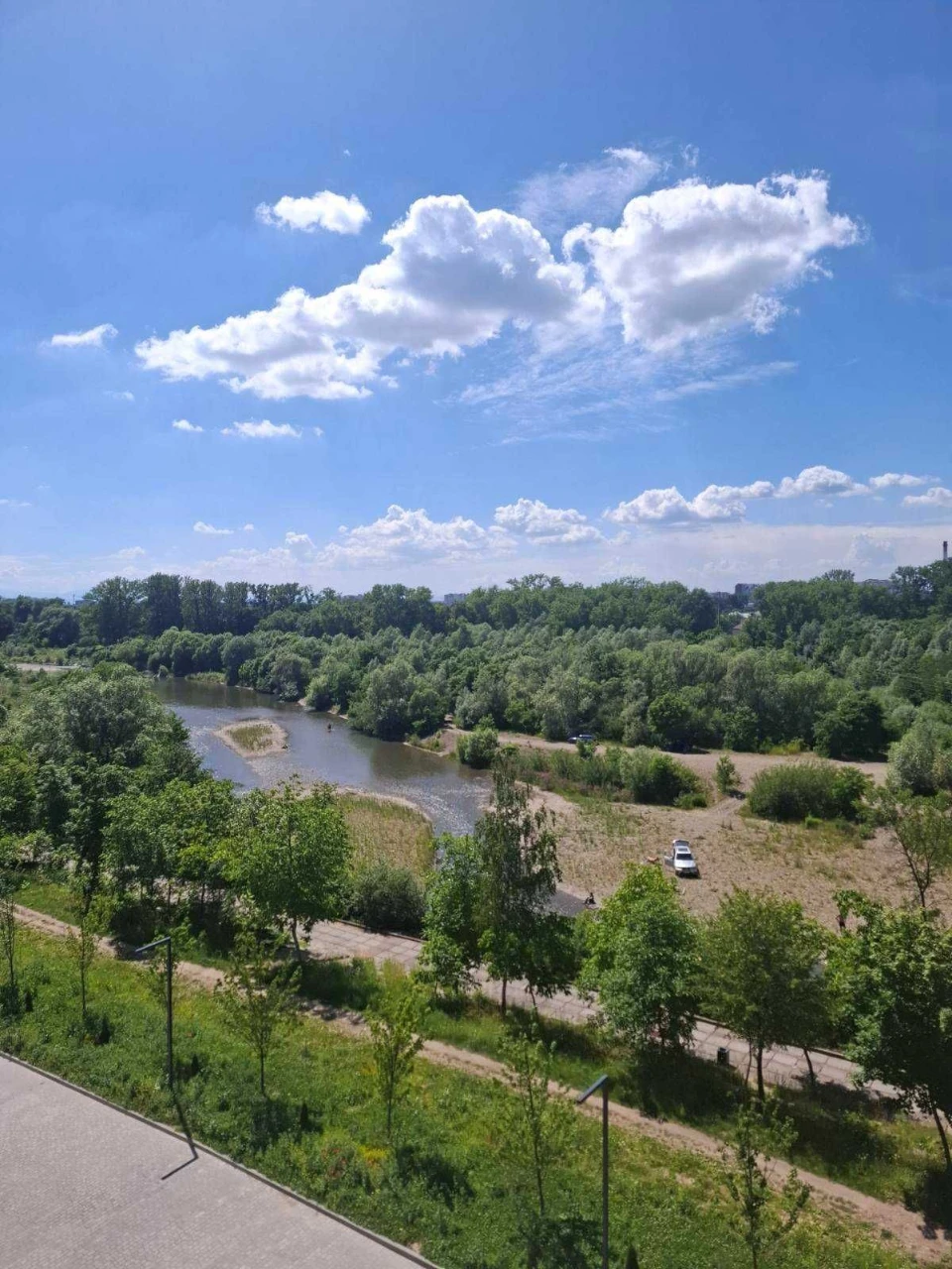 Selling panoramic 4-room apartment on the riverbank. Gasified.