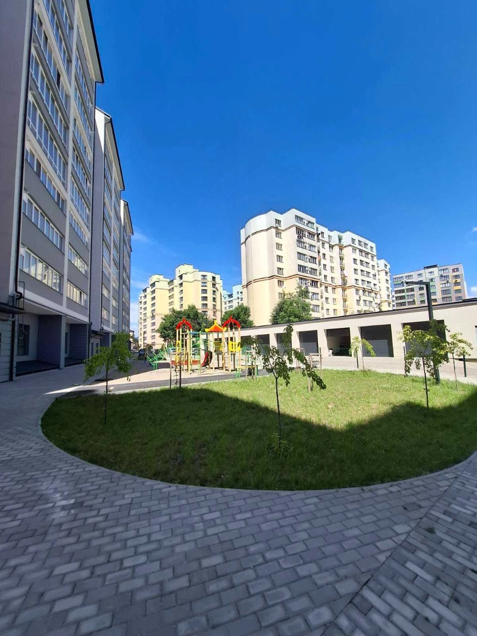Selling panoramic 4-room apartment on the riverbank. Gasified.