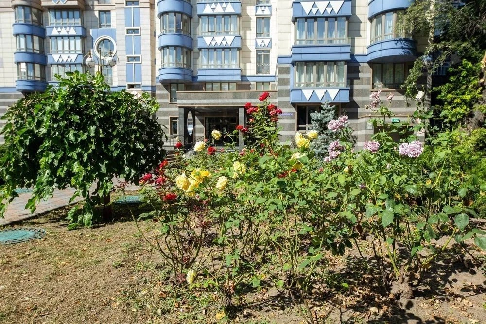 8-room apartment for sale at 18a Instytutska Street in the residential complex "Lypska Vezha"