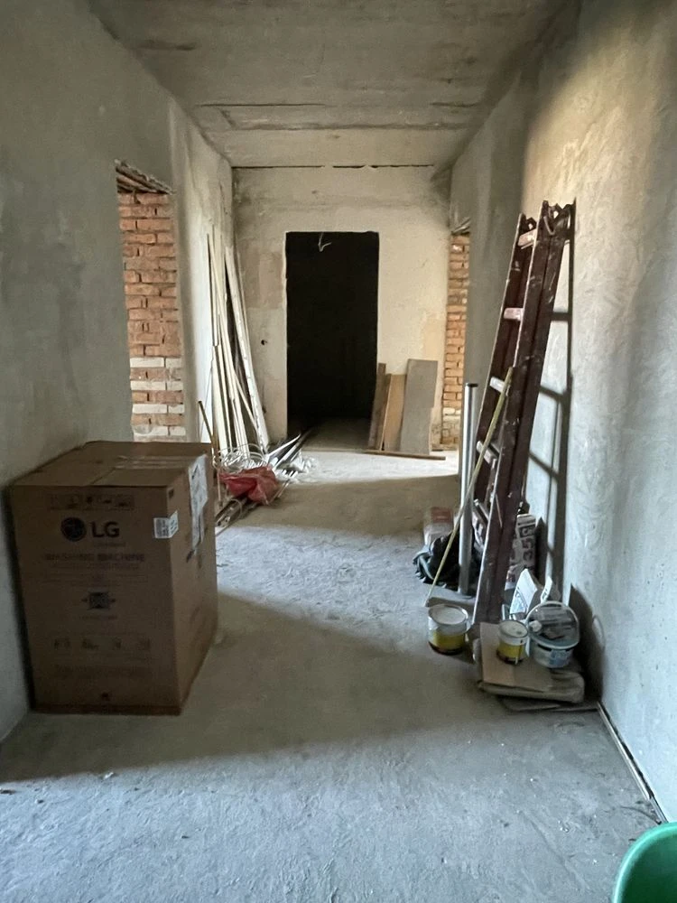 Spacious apartment on the waterfront in a good building