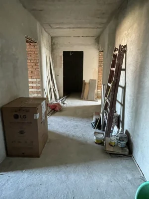 Spacious apartment on the waterfront in a good building