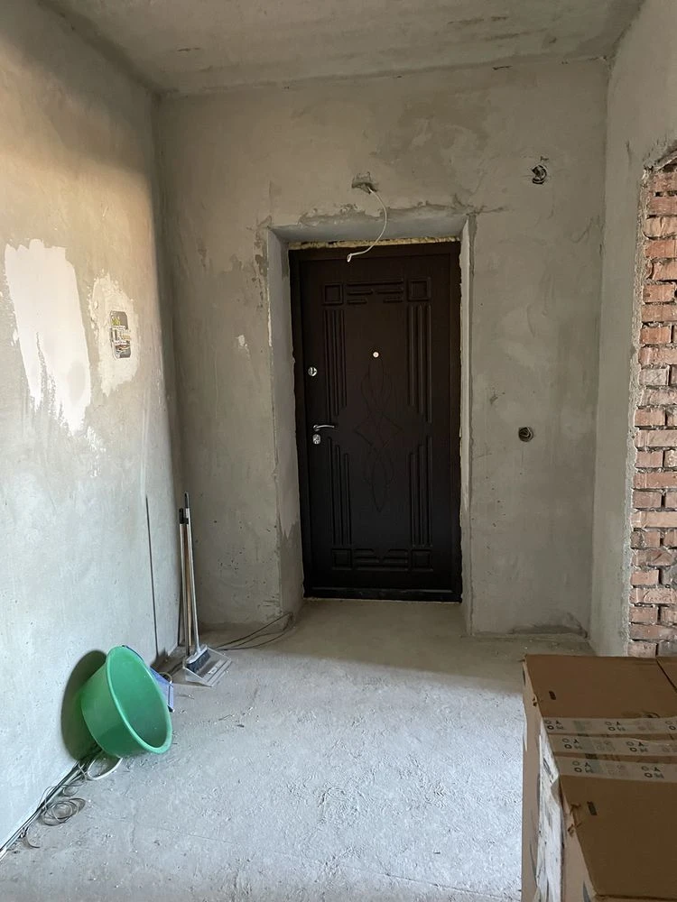 Spacious apartment on the waterfront in a good building