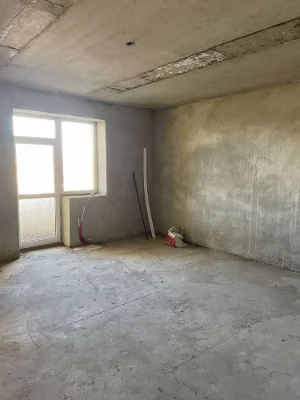 Spacious apartment on the waterfront in a good building