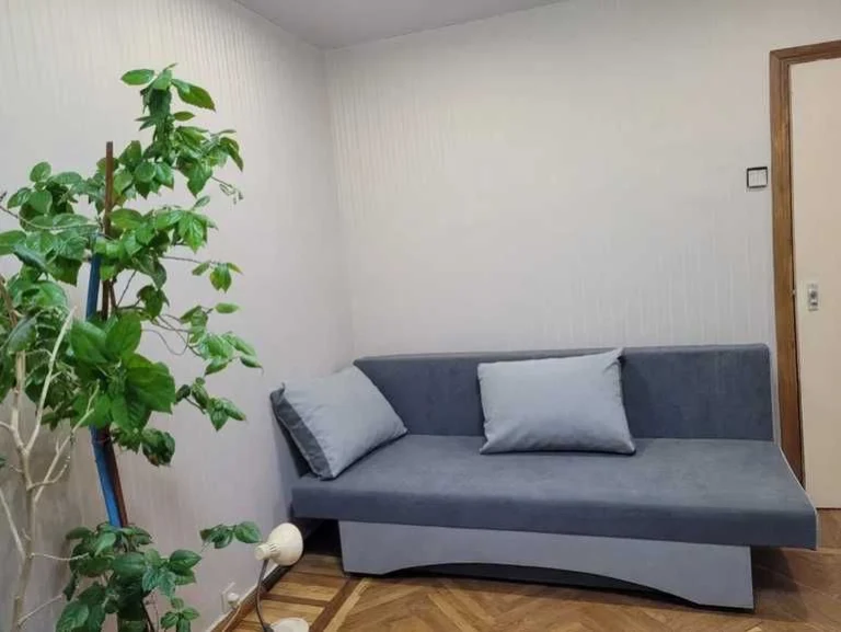 Квартиру продам 1 кімнатну 42м.кв. з ремонтом на Холодній го