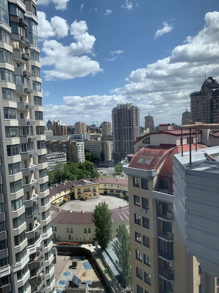 Трикімнатна квартира на Печерську