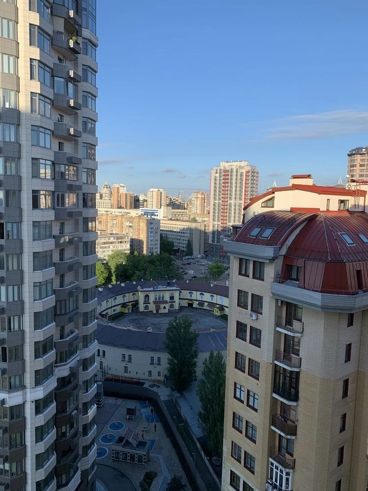 Трикімнатна квартира на Печерську