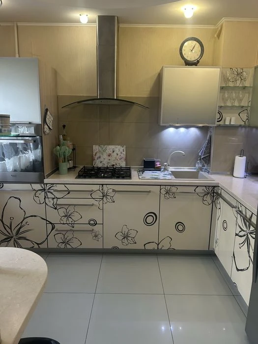 Heroes of the Dnieper, Pivnichna 54g, large renovated apartment.