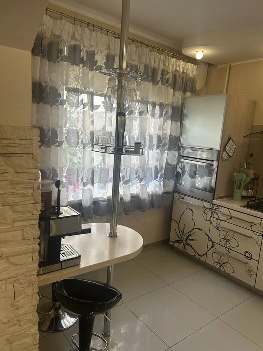 Heroes of the Dnieper, Pivnichna 54g, large renovated apartment.