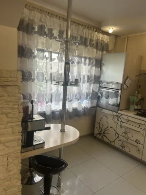 Heroes of the Dnieper, Pivnichna 54g, large renovated apartment.