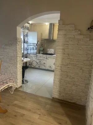 Heroes of the Dnieper, Pivnichna 54g, large renovated apartment.