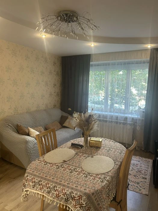 Heroes of the Dnieper, Pivnichna 54g, large renovated apartment.
