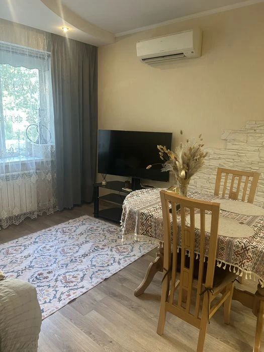 Heroes of the Dnieper, Pivnichna 54g, large renovated apartment.