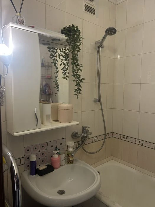 Heroes of the Dnieper, Pivnichna 54g, large renovated apartment.