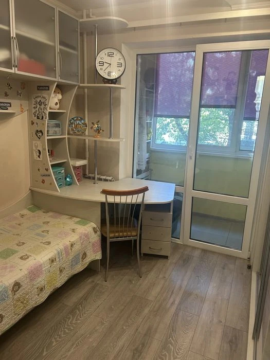 Heroes of the Dnieper, Pivnichna 54g, large renovated apartment.