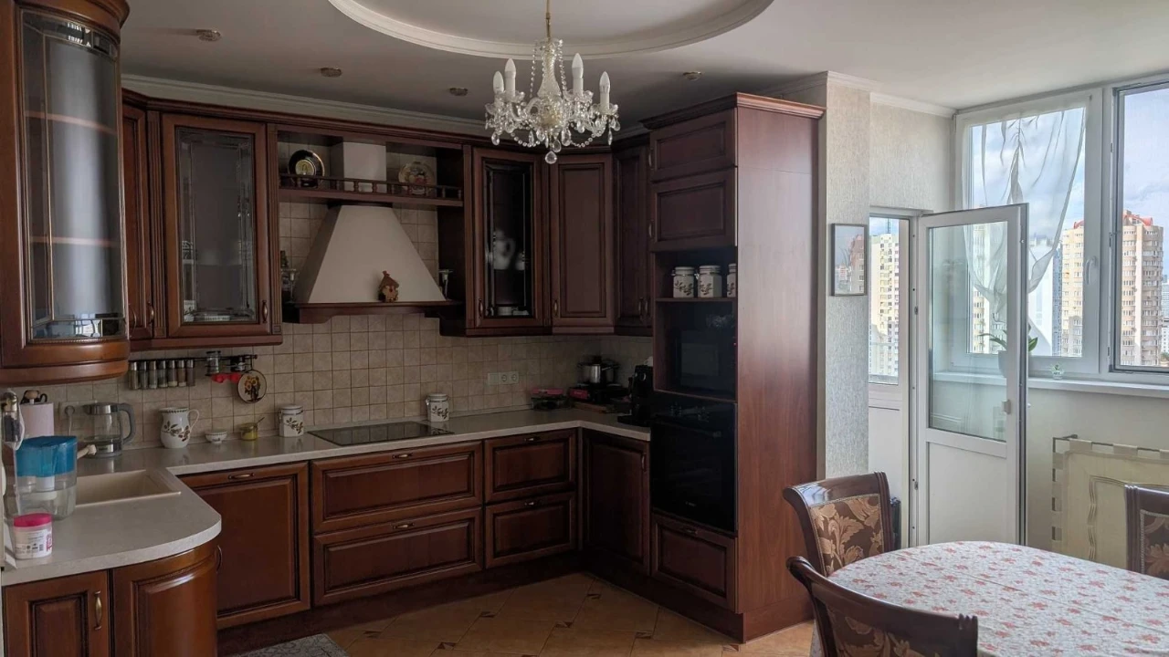 Продам 3-кімнатну квартиру на Осокорках. Дніпровська набереж
