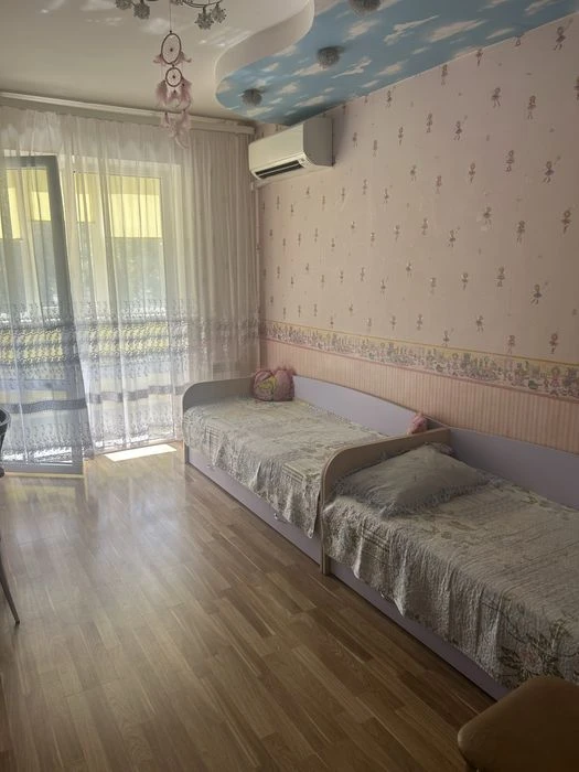 Heroes of the Dnieper, Pivnichna 54g, large renovated apartment.