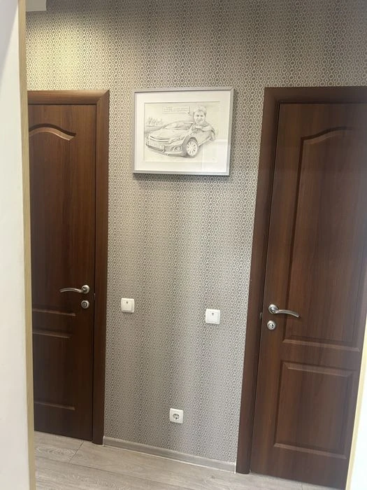 Heroes of the Dnieper, Pivnichna 54g, large renovated apartment.