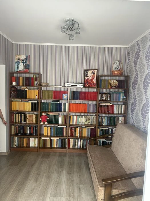 Heroes of the Dnieper, Pivnichna 54g, large renovated apartment.