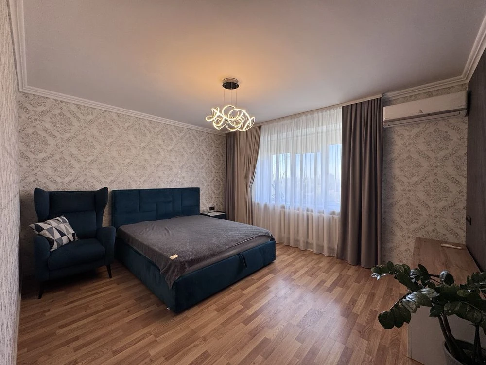 Двокімнатна квартира з ремонтом у центрі