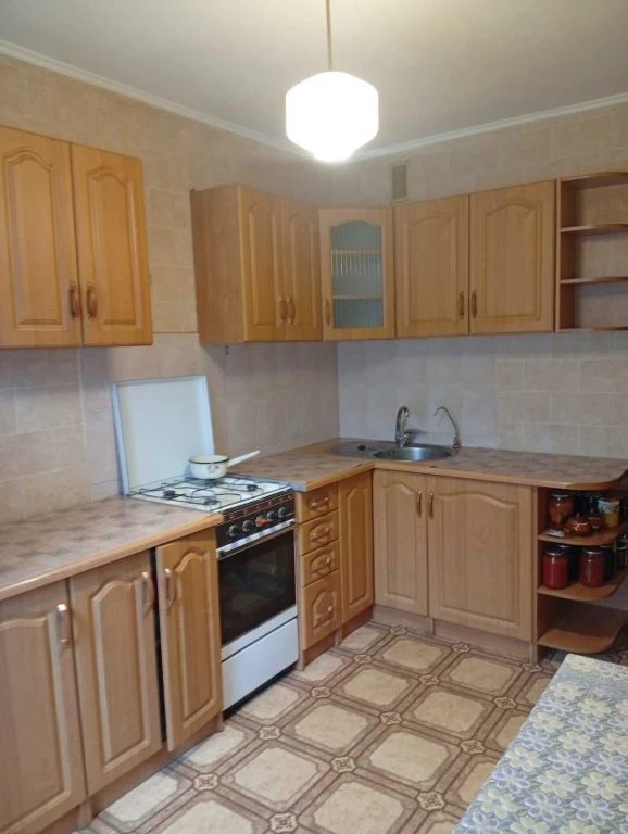 Bykova 5 2/10 brick. 40/17.7/9.2. Apartment in excellent, residential condition.