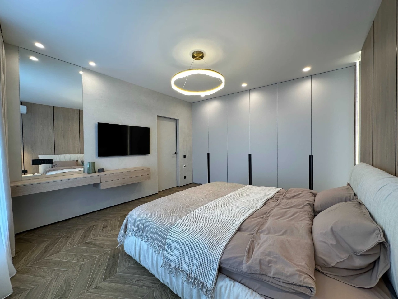 No commission, renovated, 2 bedrooms, 2 bathrooms, wardrobe. Svitlo Park apartment