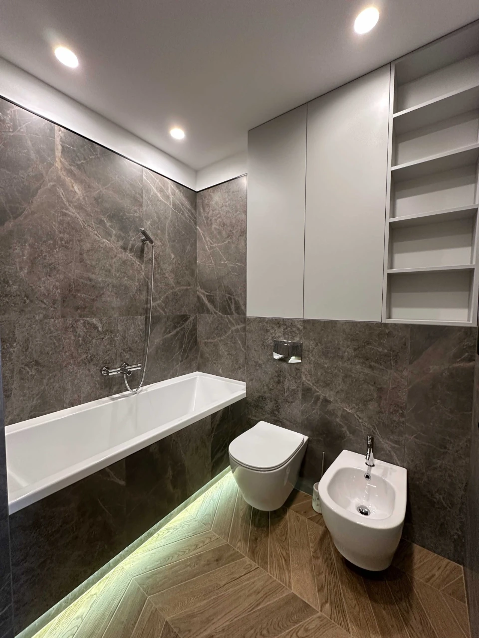 No commission, renovated, 2 bedrooms, 2 bathrooms, wardrobe. Svitlo Park apartment