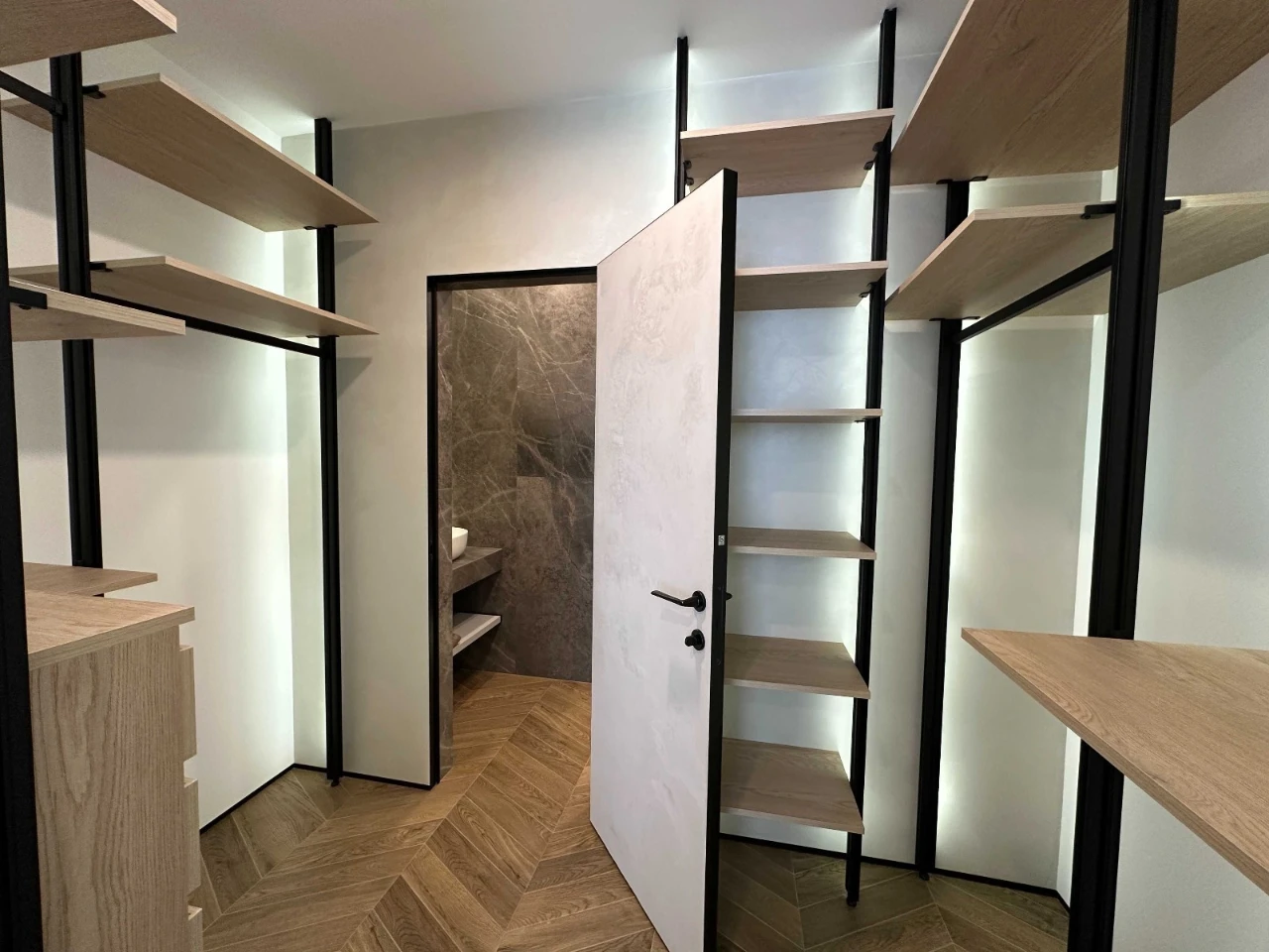 No commission, renovated, 2 bedrooms, 2 bathrooms, wardrobe. Svitlo Park apartment
