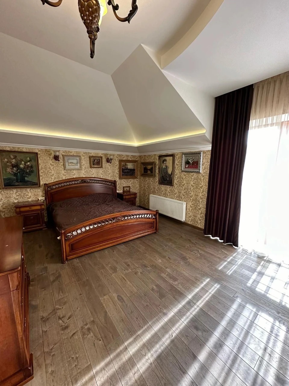 HOUSE in Sovignon. Detached house with pool, basement, and garden.
