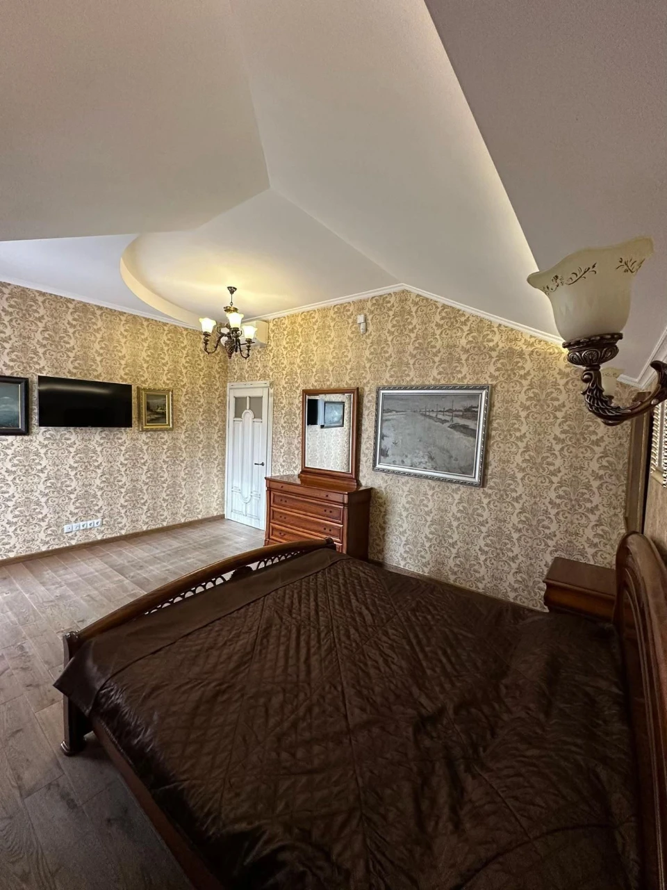 HOUSE in Sovignon. Detached house with pool, basement, and garden.