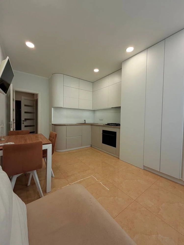 For Sale: Cozy 1-bedroom apartment in the Parkland residential complex on Yunatska Street